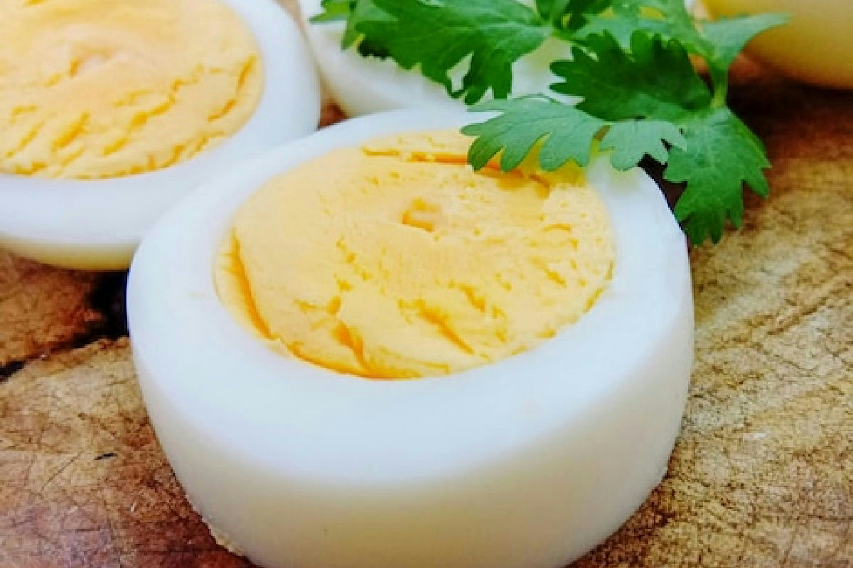 Il trucco che i cuochi usano per un’insalata russa da festa: nessuno si aspetta questo abbinamento