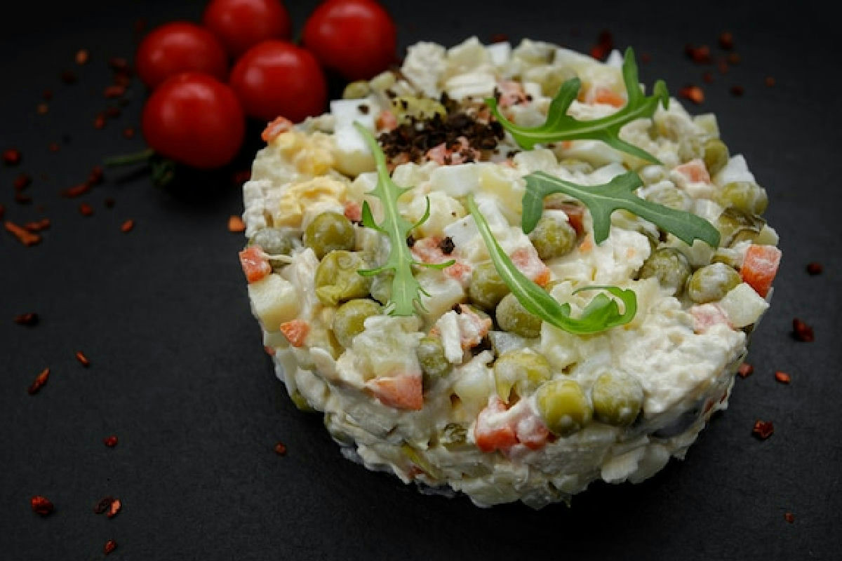 Il trucco che i cuochi usano per un’insalata russa da festa: nessuno si aspetta questo abbinamento